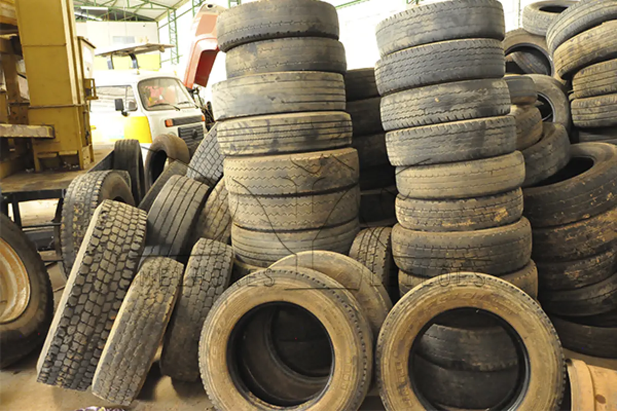 LOTE 009 - SUCATA - MONTANTE - PNEUS DE MAQUINAS, TRATORES, CAMINHÃO E VEICULOS