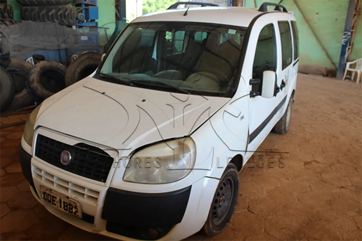 LOTE 005 - FIAT DOBLO ESSECE 1.8 - PLACA OQE-1882 - ANO 2013-2013