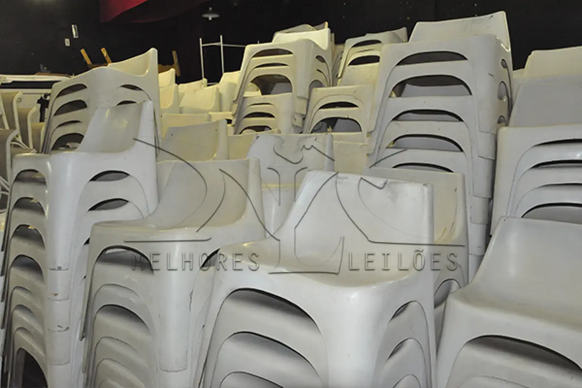 LOTE 005 - MONTANTE DE CADEIRAS EM FIBRA DE VIDRO
