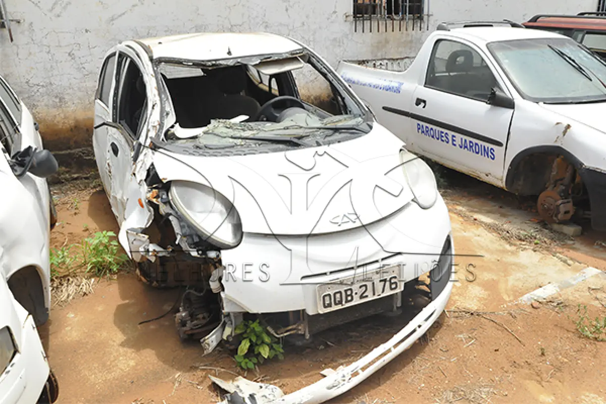 LOTE 045 - SUCATAS 4 VEICULOS - FIAT PÁLIO - FIAT FIORINO - CHERY QQ - TOYOTA ETIOS - Arrematante com certidão de DETRAN