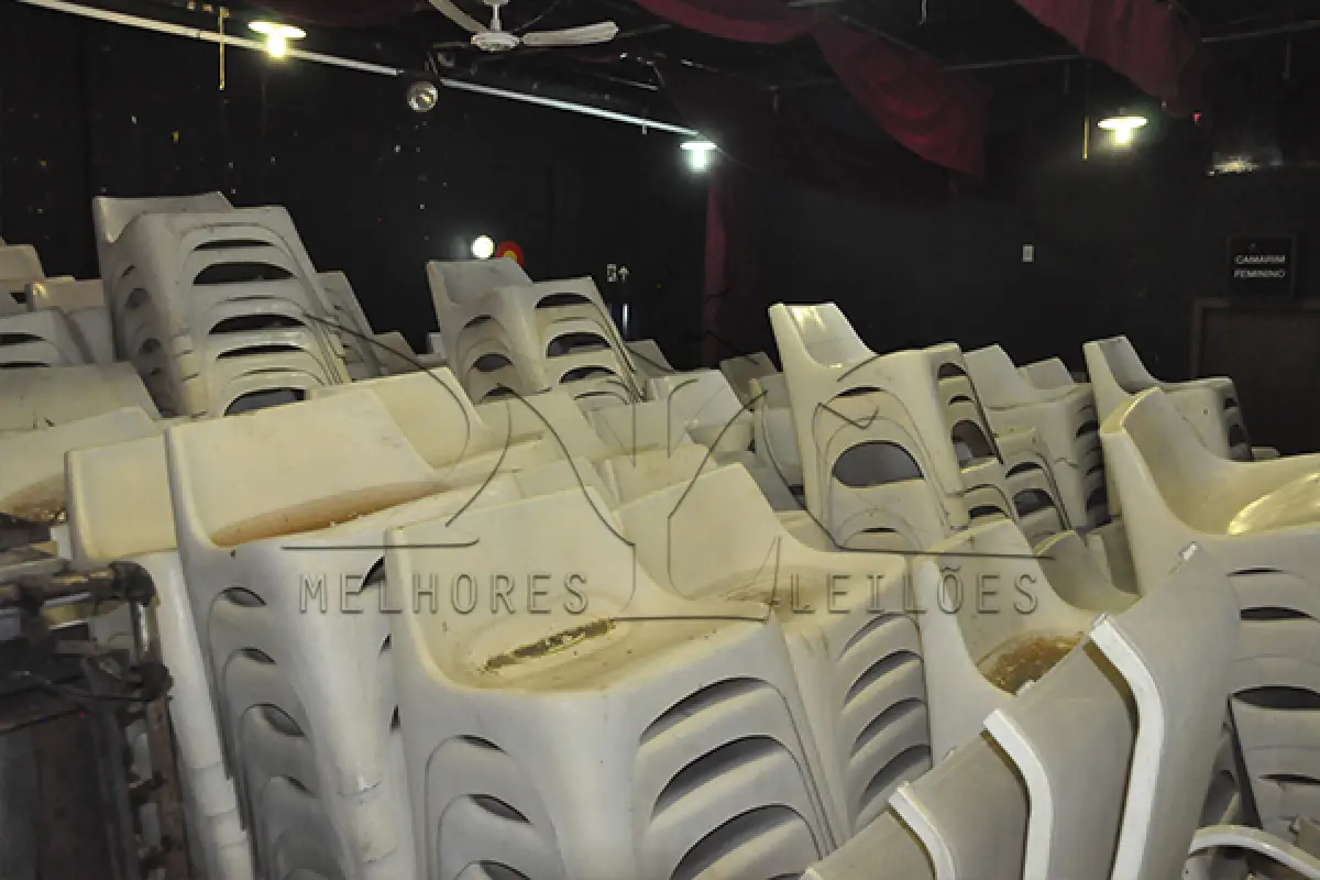 LOTE 005 - MONTANTE DE CADEIRAS EM FIBRA DE VIDRO