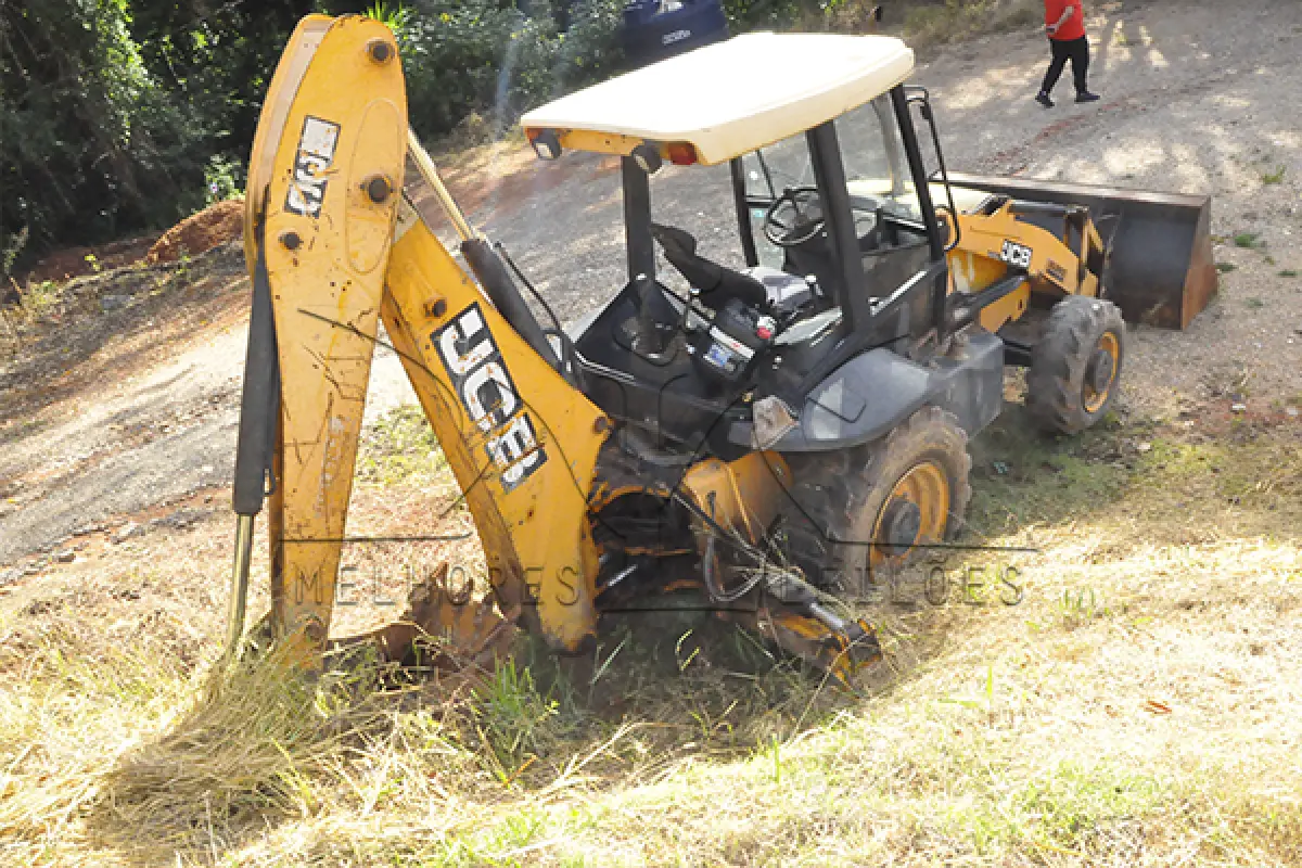 LOTE 006 - MAQUINA RETROESCAVADEIRA JCB 4X4 3C - ANO 2012