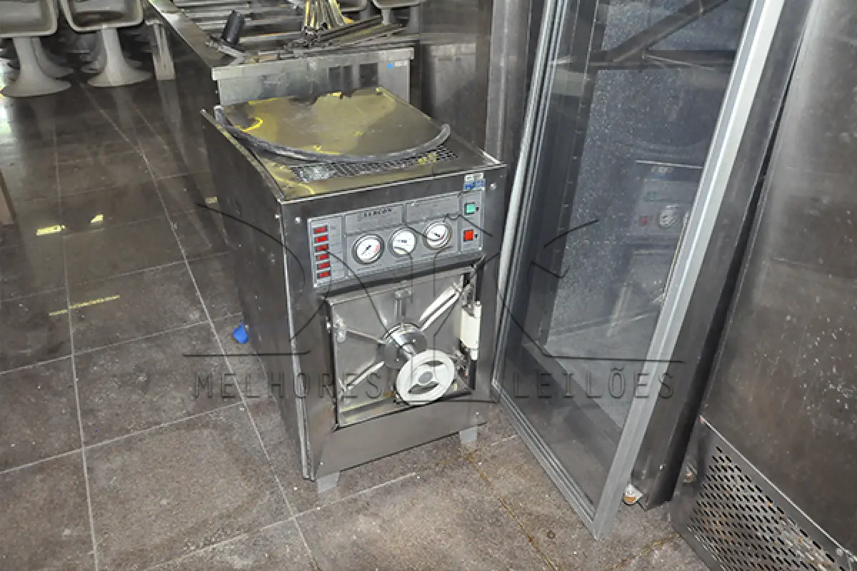 LOTE 001 - SUCATA - FOGÕES, BALCÕES, GELADEIRAS, AUTOCLAVE, PASS THROUGH FRIO, MESA PARA EXAME E CAMAS P/EXAME MEDICO