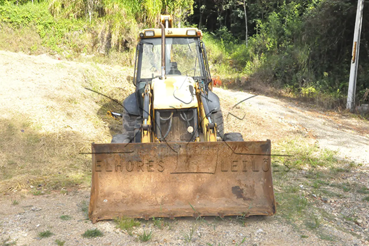 LOTE 006 - MAQUINA RETROESCAVADEIRA JCB 4X4 3C - ANO 2012