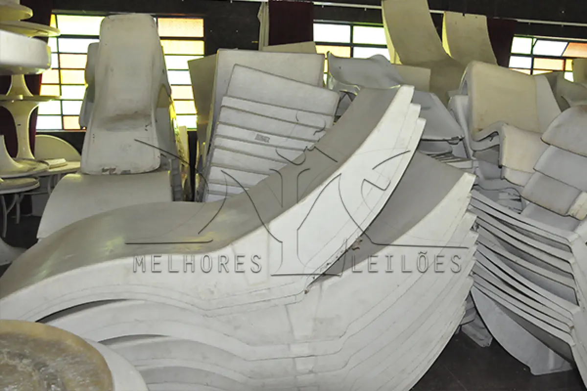 LOTE 002 - MONTANTE DE ESPREGUICADEIRAS EM FIBRA DE VIDRO