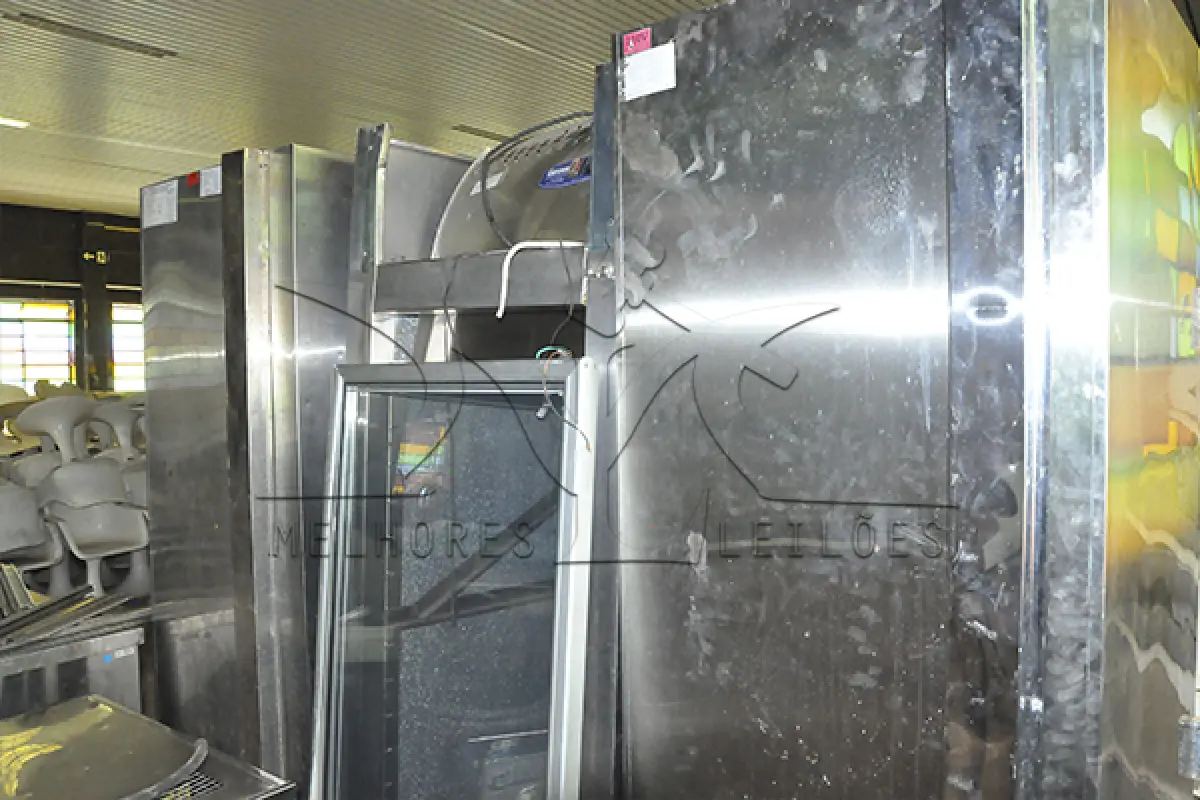 LOTE 001 - SUCATA - FOGÕES, BALCÕES, GELADEIRAS, AUTOCLAVE, PASS THROUGH FRIO, MESA PARA EXAME E CAMAS P/EXAME MEDICO