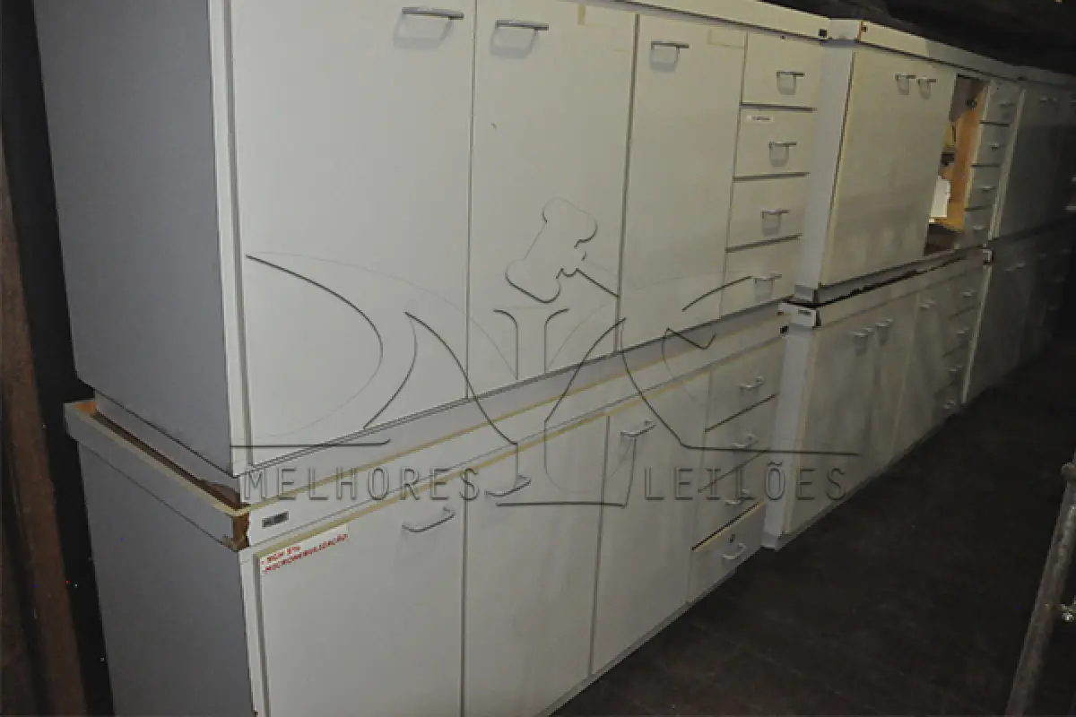 LOTE 001 - SUCATA - FOGÕES, BALCÕES, GELADEIRAS, AUTOCLAVE, PASS THROUGH FRIO, MESA PARA EXAME E CAMAS P/EXAME MEDICO