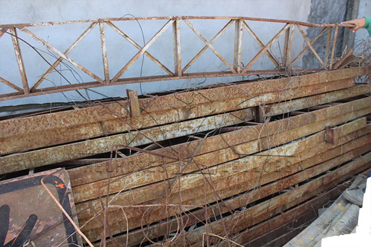 LOTE 017 - SUCATA - TRAVESSAS METÁLICAS - LIXEIRAS METÁLICAS