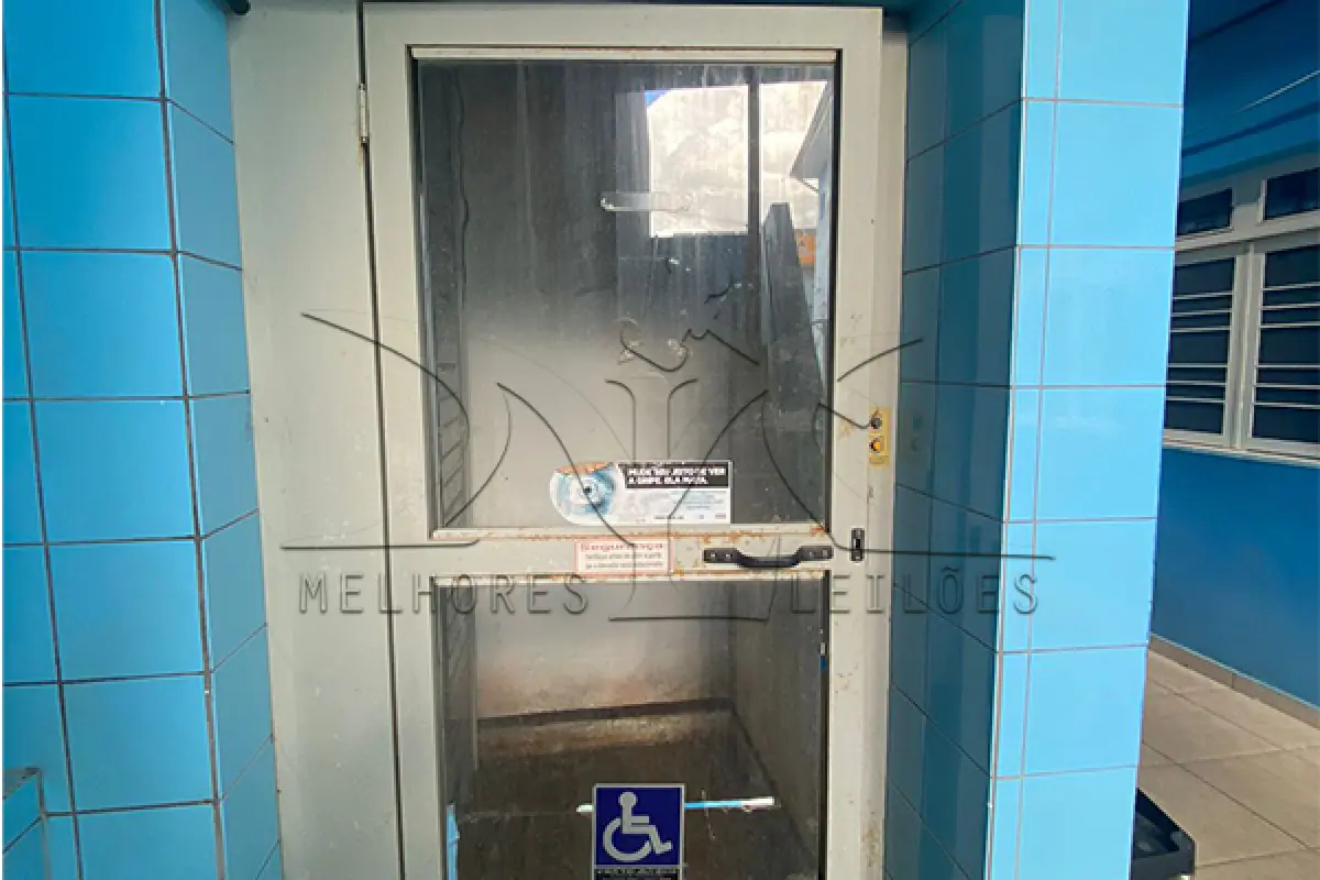 LOTE 011 - ELEVADOR PARA CADEIRANTE OU TRÊS PASSAGEIROS