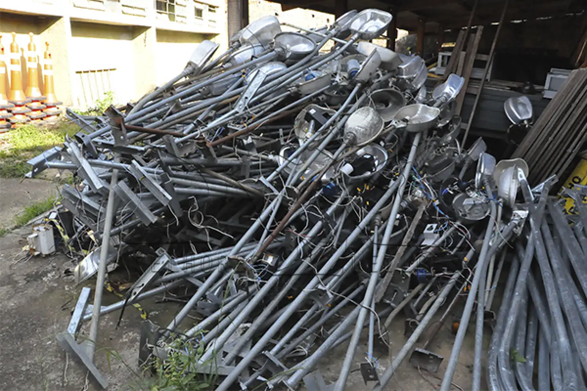 LOTE 011 - SUCATA - MONTANTE - ELETRICA E ILUMINAÇÃO