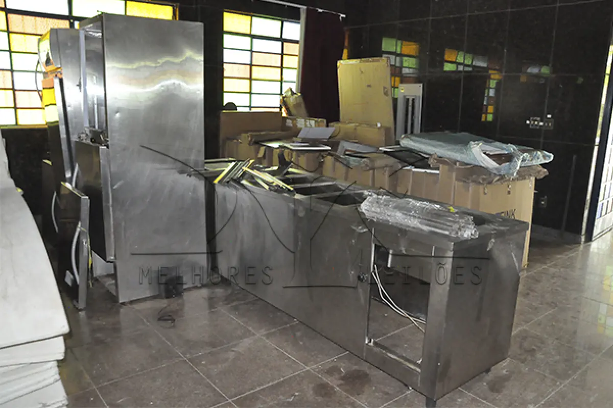 LOTE 001 - SUCATA - FOGÕES, BALCÕES, GELADEIRAS, AUTOCLAVE, PASS THROUGH FRIO, MESA PARA EXAME E CAMAS P/EXAME MEDICO