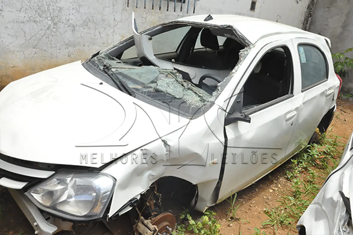 LOTE 045 - SUCATAS 4 VEICULOS - FIAT PÁLIO - FIAT FIORINO - CHERY QQ - TOYOTA ETIOS - Arrematante com certidão de DETRAN