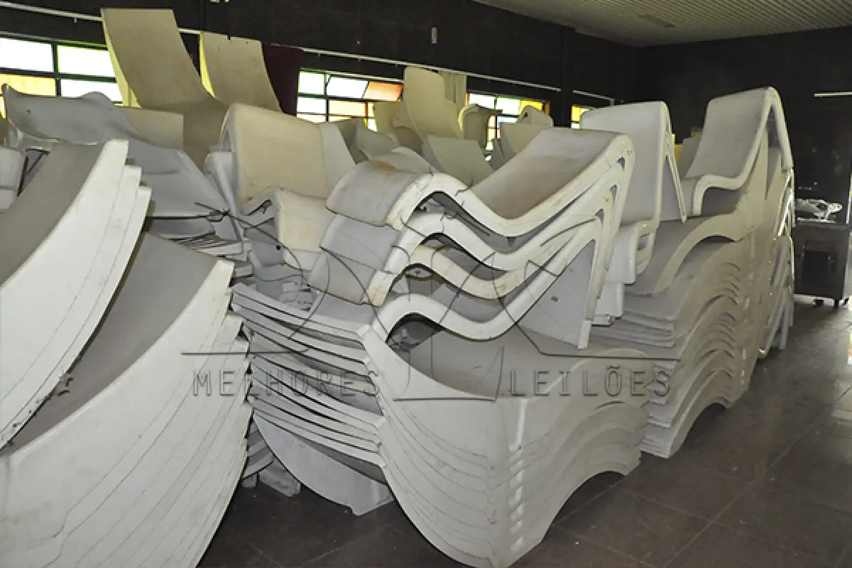 LOTE 002 - MONTANTE DE ESPREGUICADEIRAS EM FIBRA DE VIDRO