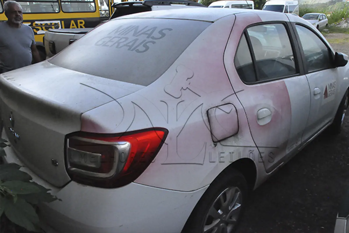 LOTE 008 - RENAULT LOGAN EXPR 16 M -  ANO 2014 2015