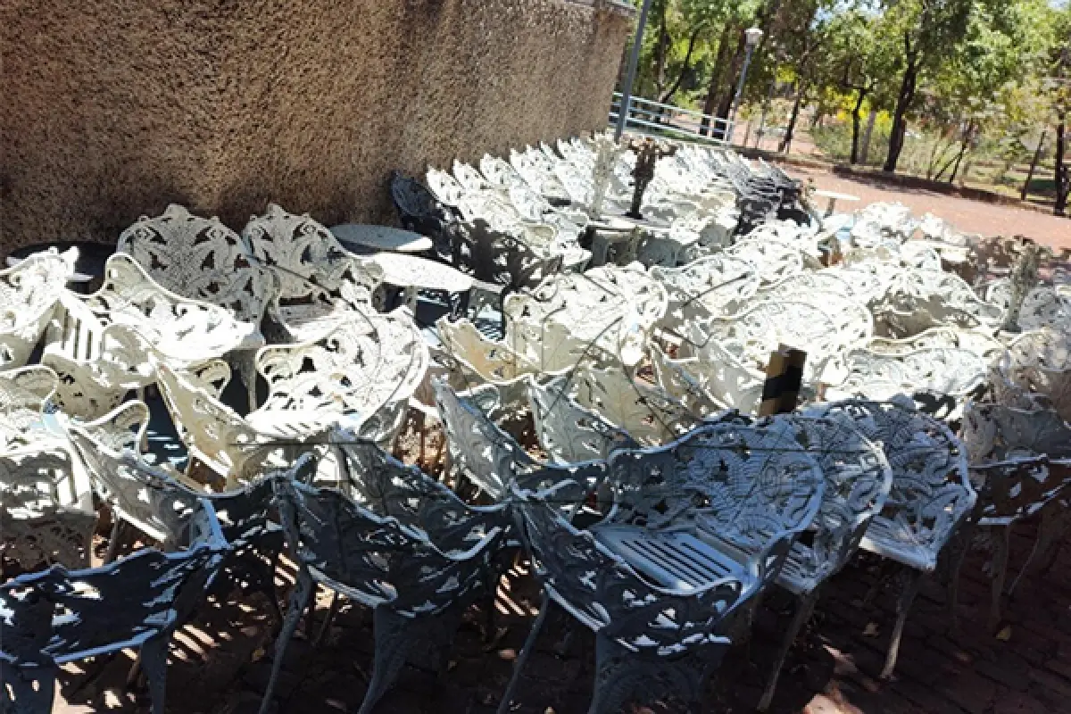 LOTE 009 - MONTANTE MESA E CADEIRAS EM FERRO FUNDIDO