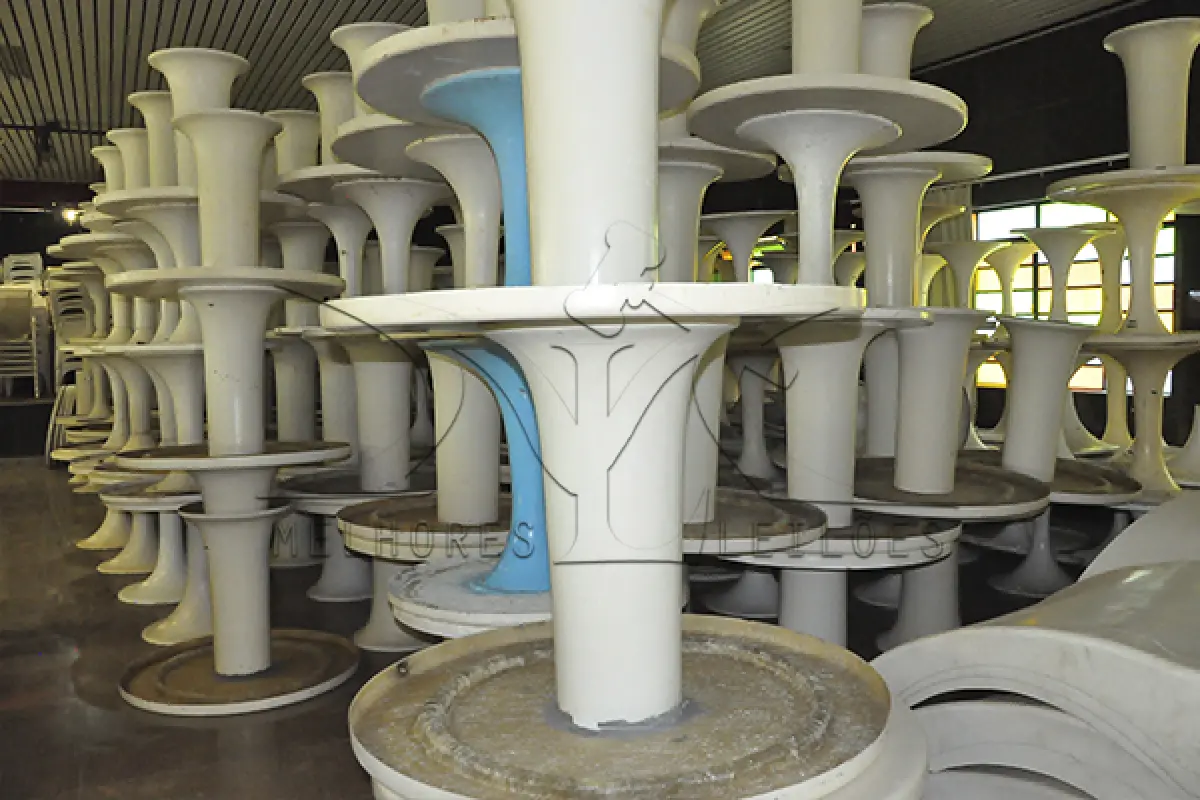 LOTE 003 - MONTANTE DE MESAS EM FIBRA DE VIDRO