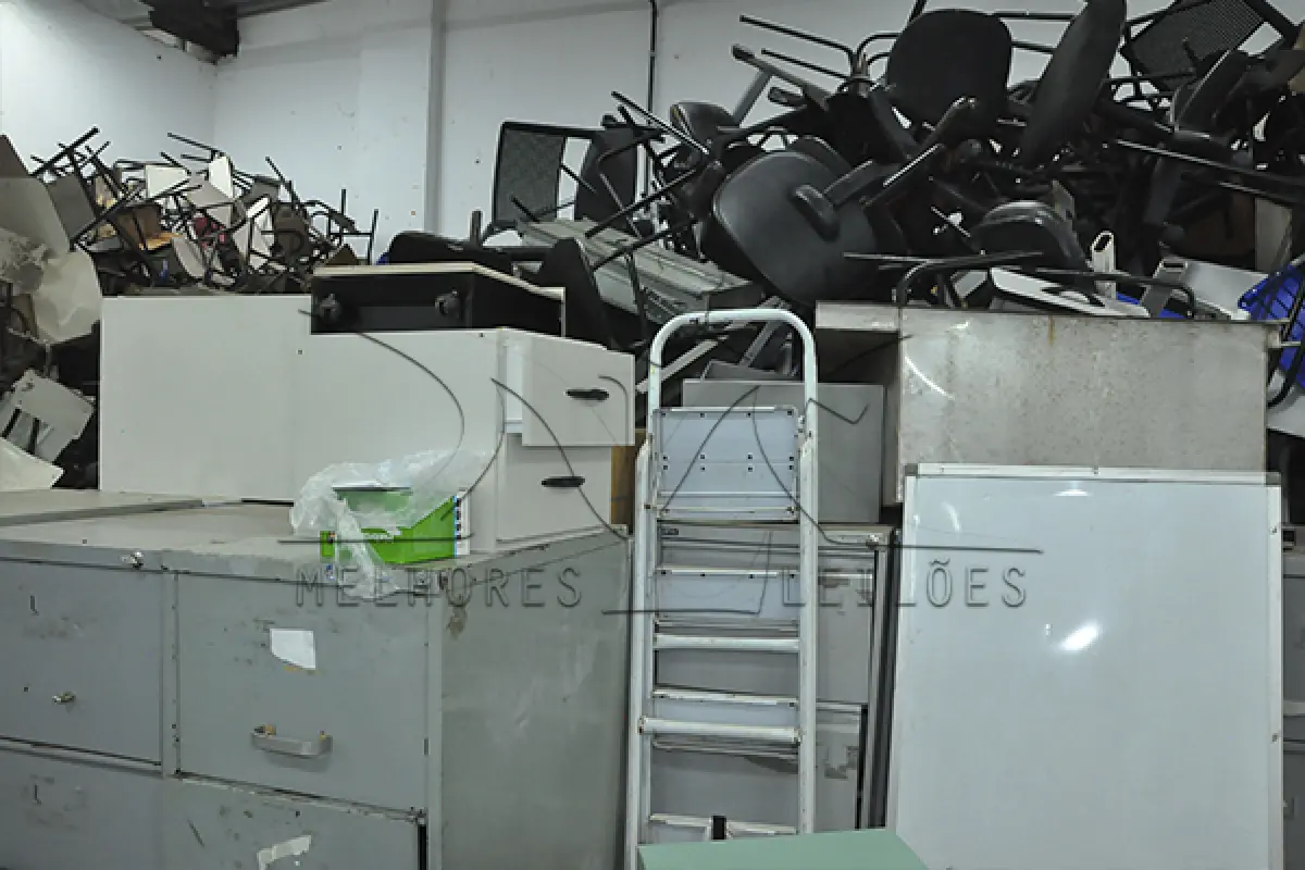 LOTE 015 - SUCATA DE MÓVEIS INSERVIVEIS