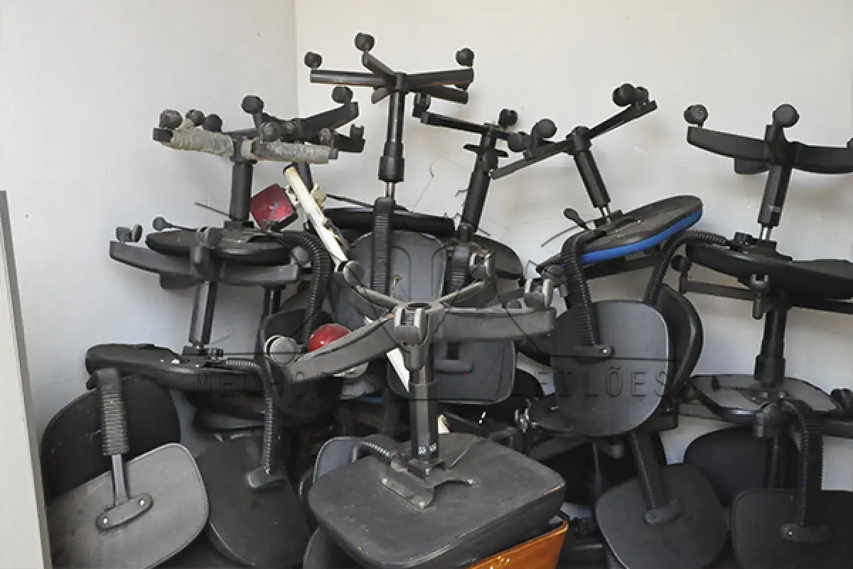 LOTE 015 - SUCATA - CADEIRAS DE ESCRITÓRIO