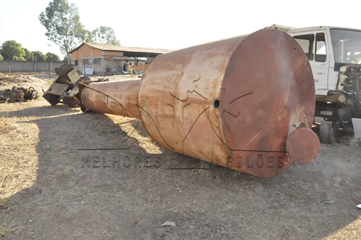 LOTE 047 - SUCATA - CAIXA D'AGUA DE FERRO E DEBULHADOR DE MILHO