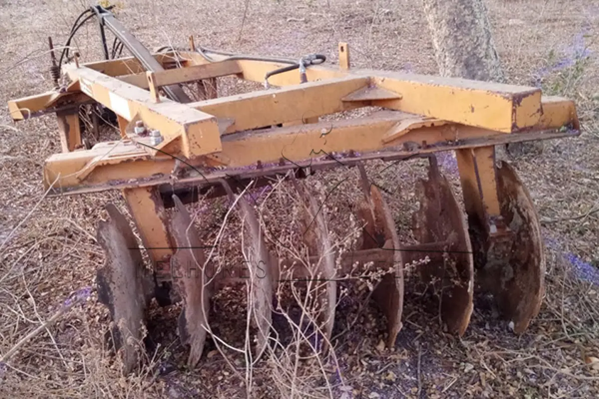 LOTE 048 - AQUIPAMENTO AGRICOLO ARADO