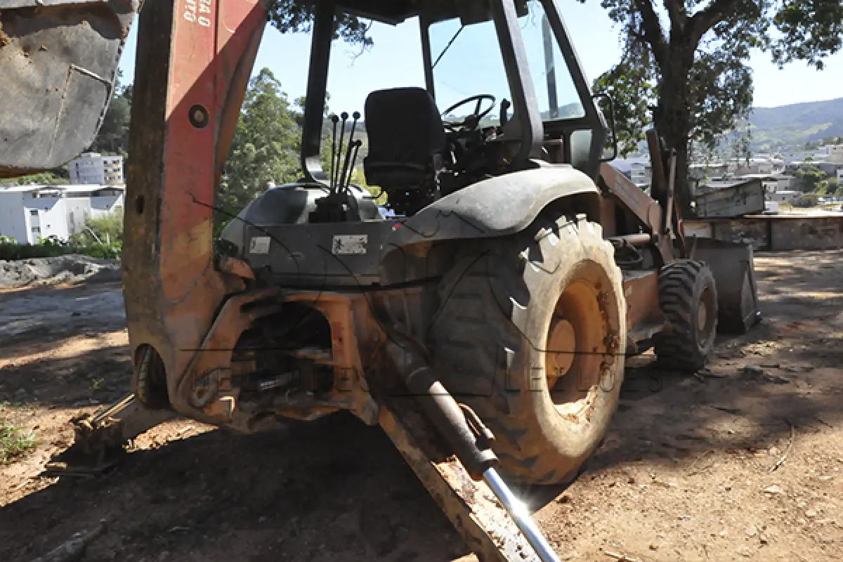 LOTE 010 - RETRO CASE 580 L - ANO 1997