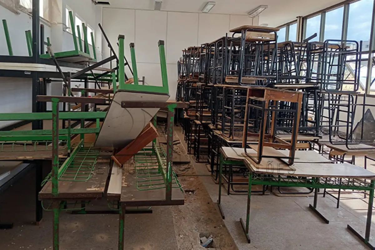 LOTE 003 - Composto por mesas e cadeiras escolares, arquivos e estantes de aço, entre outros.