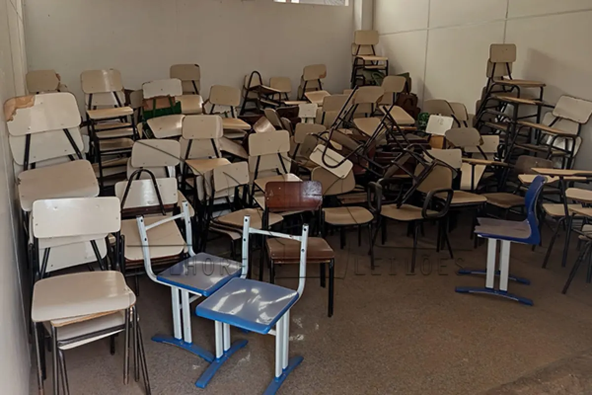 LOTE 003 - Composto por mesas e cadeiras escolares, arquivos e estantes de aço, entre outros.
