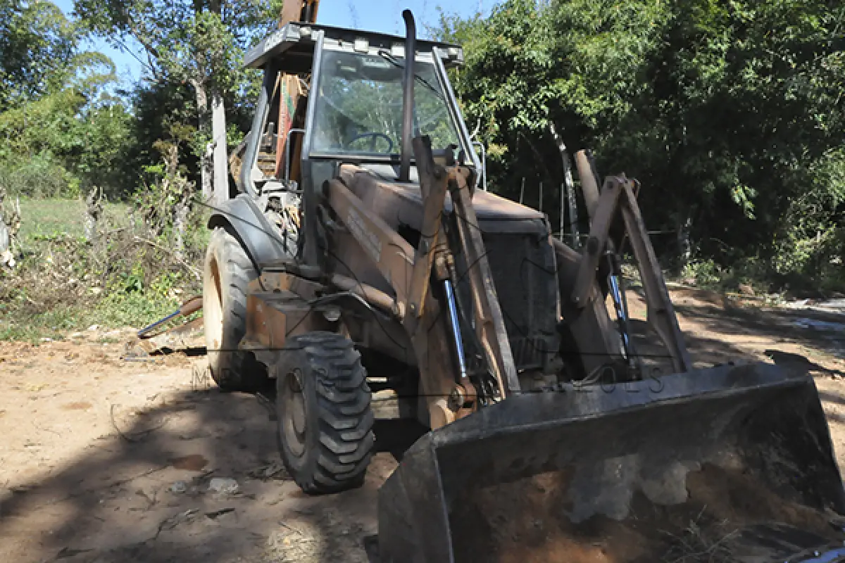 LOTE 010 - RETRO CASE 580 L - ANO 1997