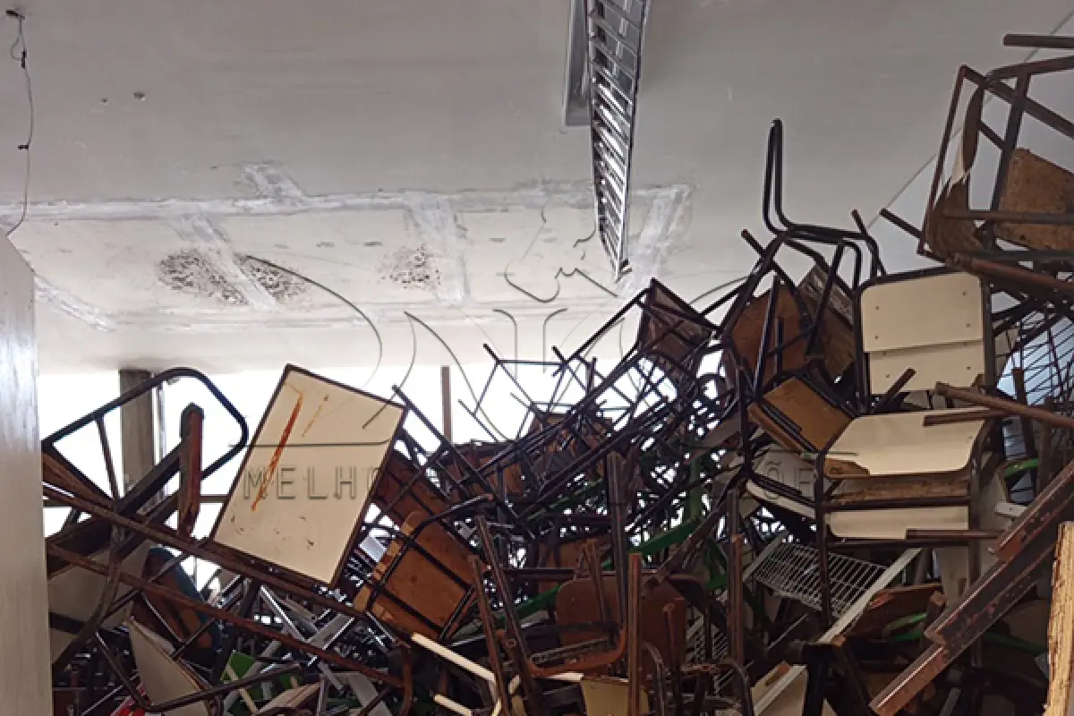 LOTE 003 - Composto por mesas e cadeiras escolares, arquivos e estantes de aço, entre outros.