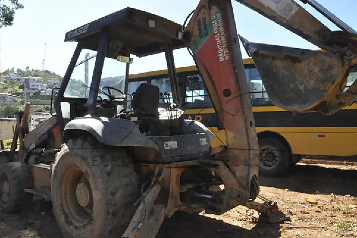 LOTE 010 - RETRO CASE 580 L - ANO 1997