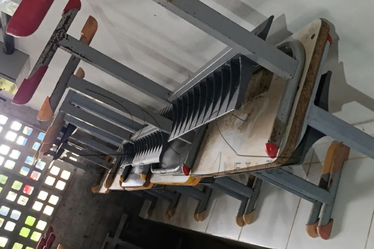 LOTE 014 - SUCATA DE MOBILIA ESCOLAR