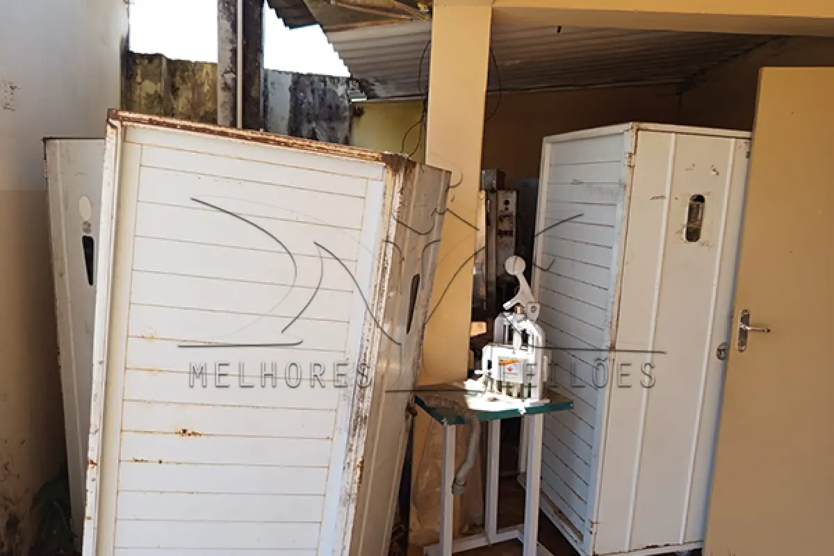 LOTE 002 - Composto por equipamentos que integravam a Padaria da antiga cantina municipal (fornos, prateleiras, cortadeira, suporte de forno, máquina de pão, entre outros);