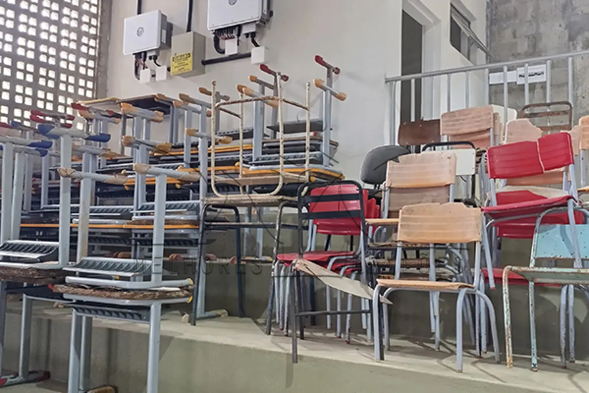 LOTE 014 - SUCATA DE MOBILIA ESCOLAR