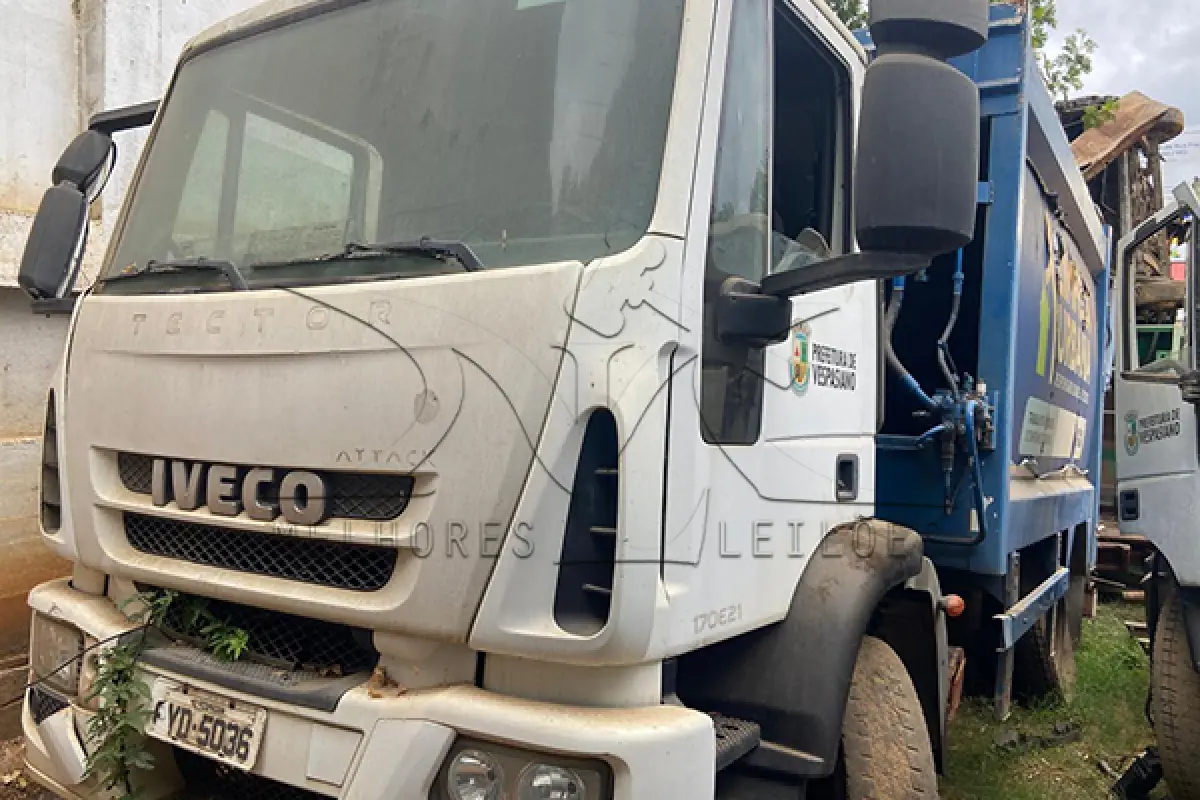 LOTE 015 - IVECO TECTOR 170E21 - ANO 2016 2017 - PLACA PYD-5036