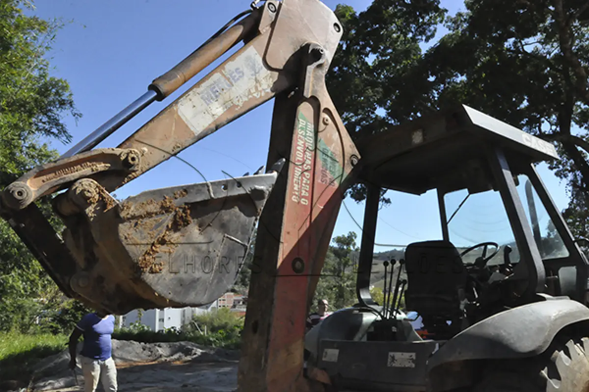 LOTE 010 - RETRO CASE 580 L - ANO 1997