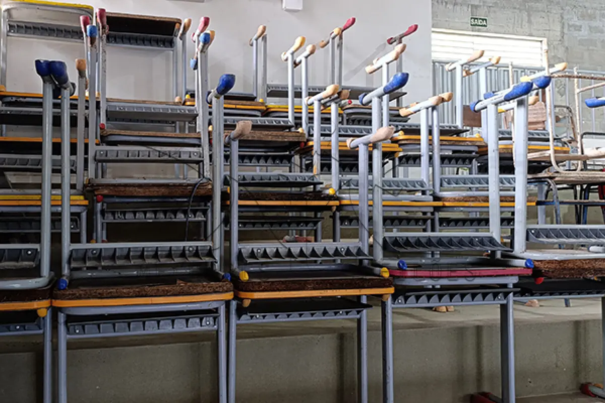 LOTE 014 - SUCATA DE MOBILIA ESCOLAR