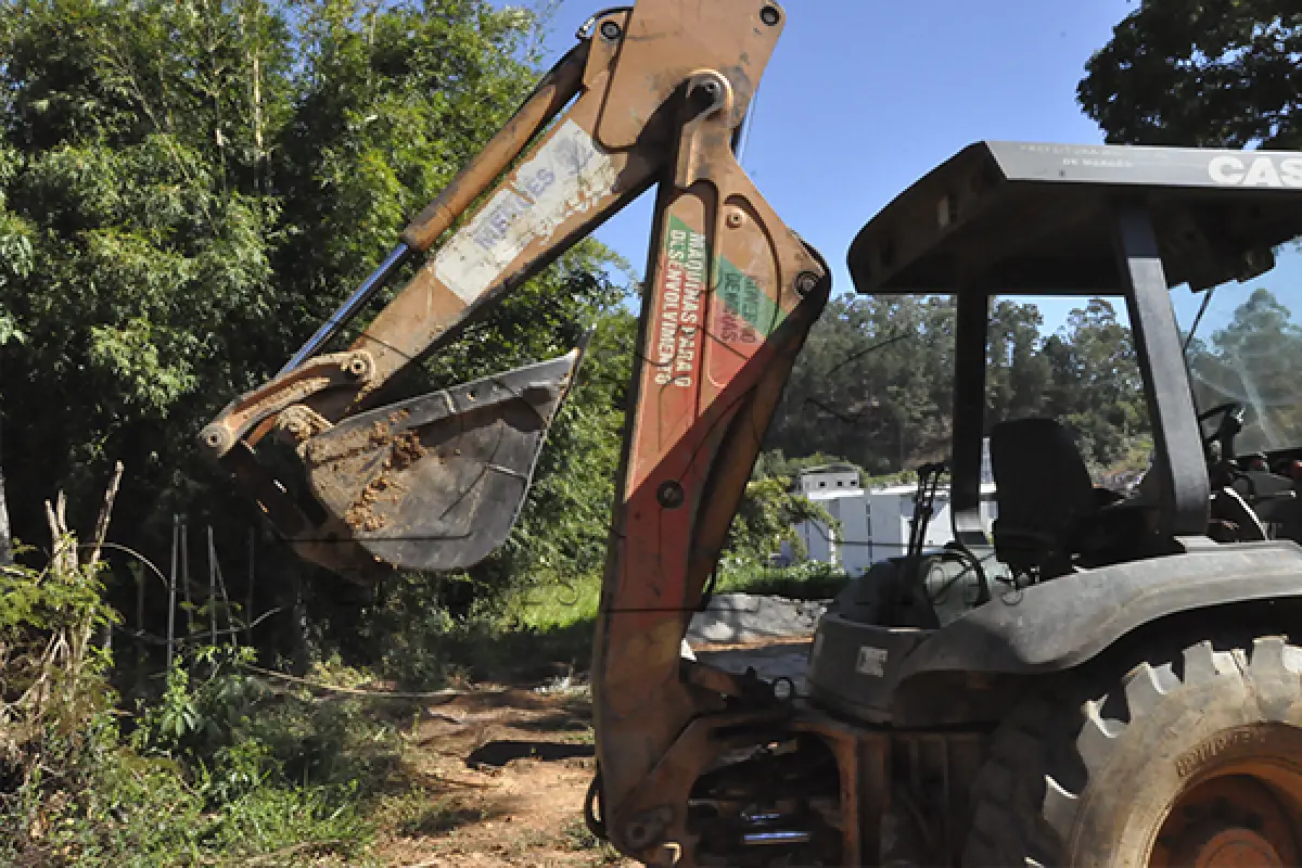 LOTE 010 - RETRO CASE 580 L - ANO 1997