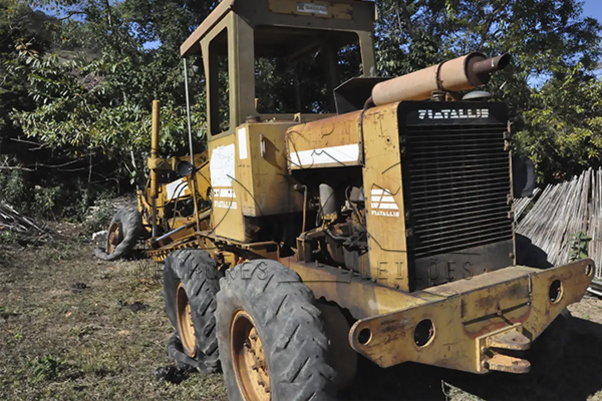 LOTE 011 - MOTONIVELADORA PATROL FIATALLIS - ANO 2000