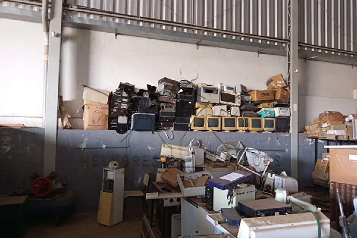 LOTE 005 - Composto por arquivos de aço, cadeiras, aparelhos eletrônicos; tais como computadores, impressoras e etc.