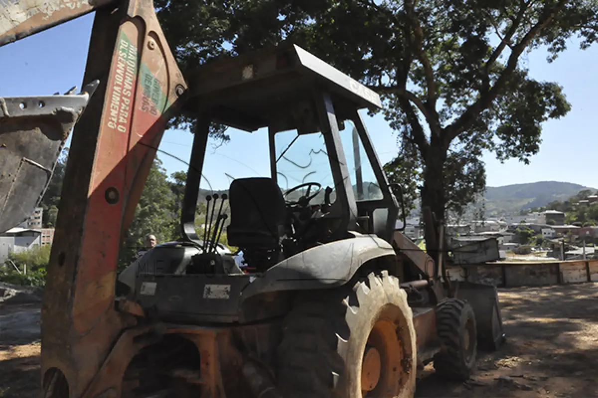 LOTE 010 - RETRO CASE 580 L - ANO 1997