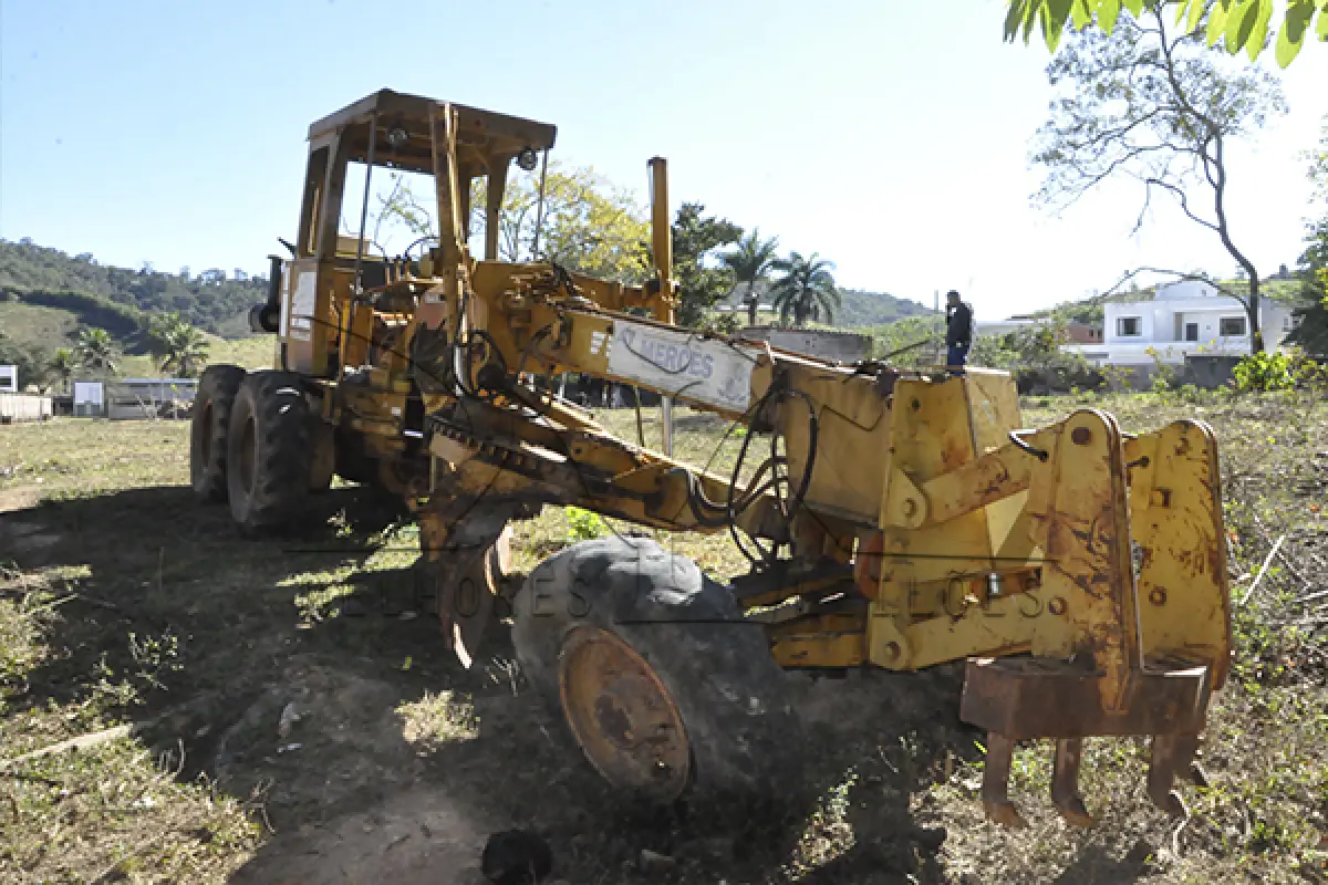 LOTE 011 - MOTONIVELADORA PATROL FIATALLIS - ANO 2000
