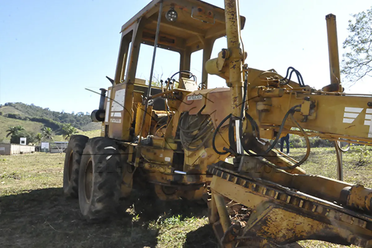 LOTE 011 - MOTONIVELADORA PATROL FIATALLIS - ANO 2000