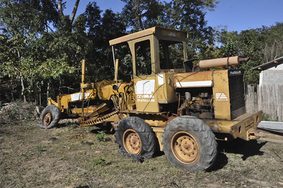 LOTE 011 - MOTONIVELADORA PATROL FIATALLIS - ANO 2000