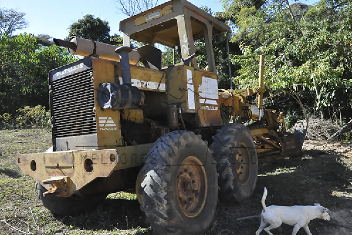 LOTE 011 - MOTONIVELADORA PATROL FIATALLIS - ANO 2000