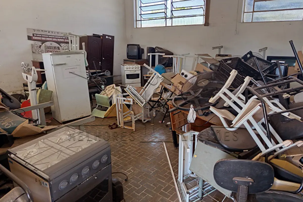 LOTE 001 - Composto por mesa e cadeiras escolares, caixas, armários de metal, geladeira, fogões, televisores, ventiladores, entre outros.