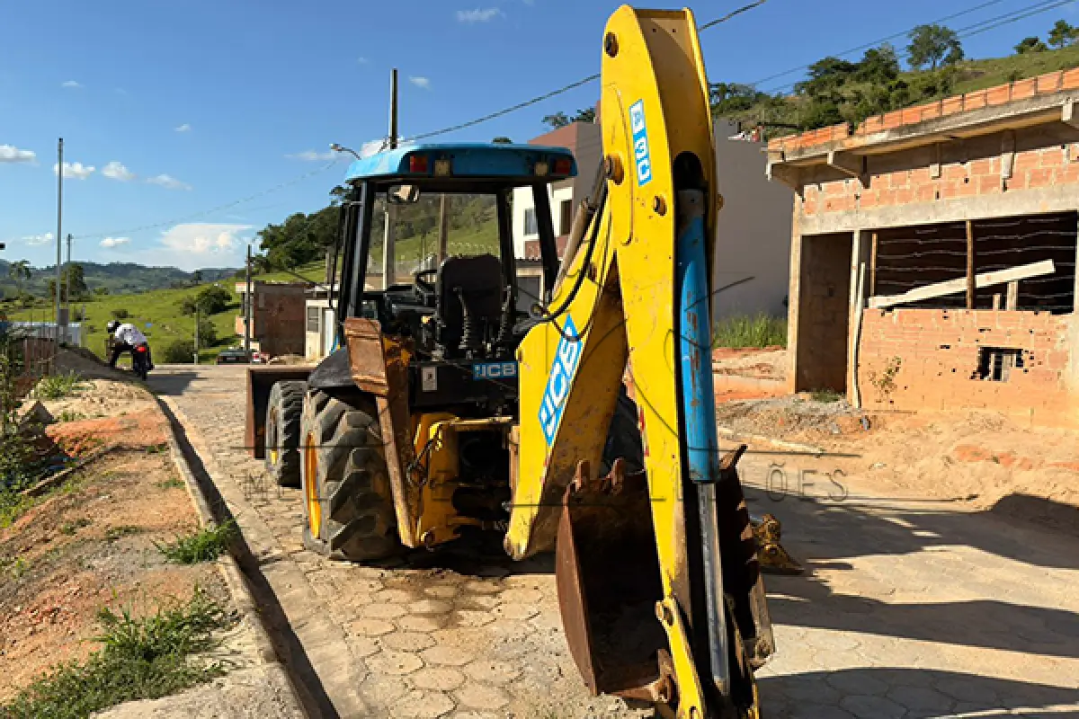 LOTE 011 - RETROESCAVADEIRA JBC 3C 4X4 - ANO 2012