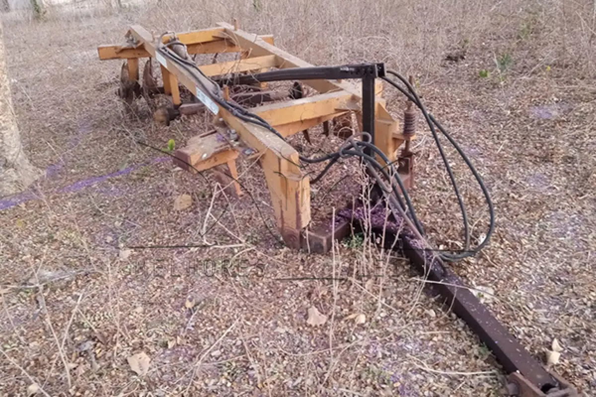 LOTE 048 - AQUIPAMENTO AGRICOLO ARADO
