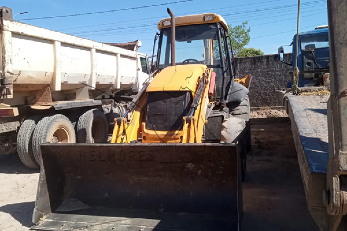 LOTE 051 - RETRO ESCAVADEIRA JCB 4X4 - ANO 2015
