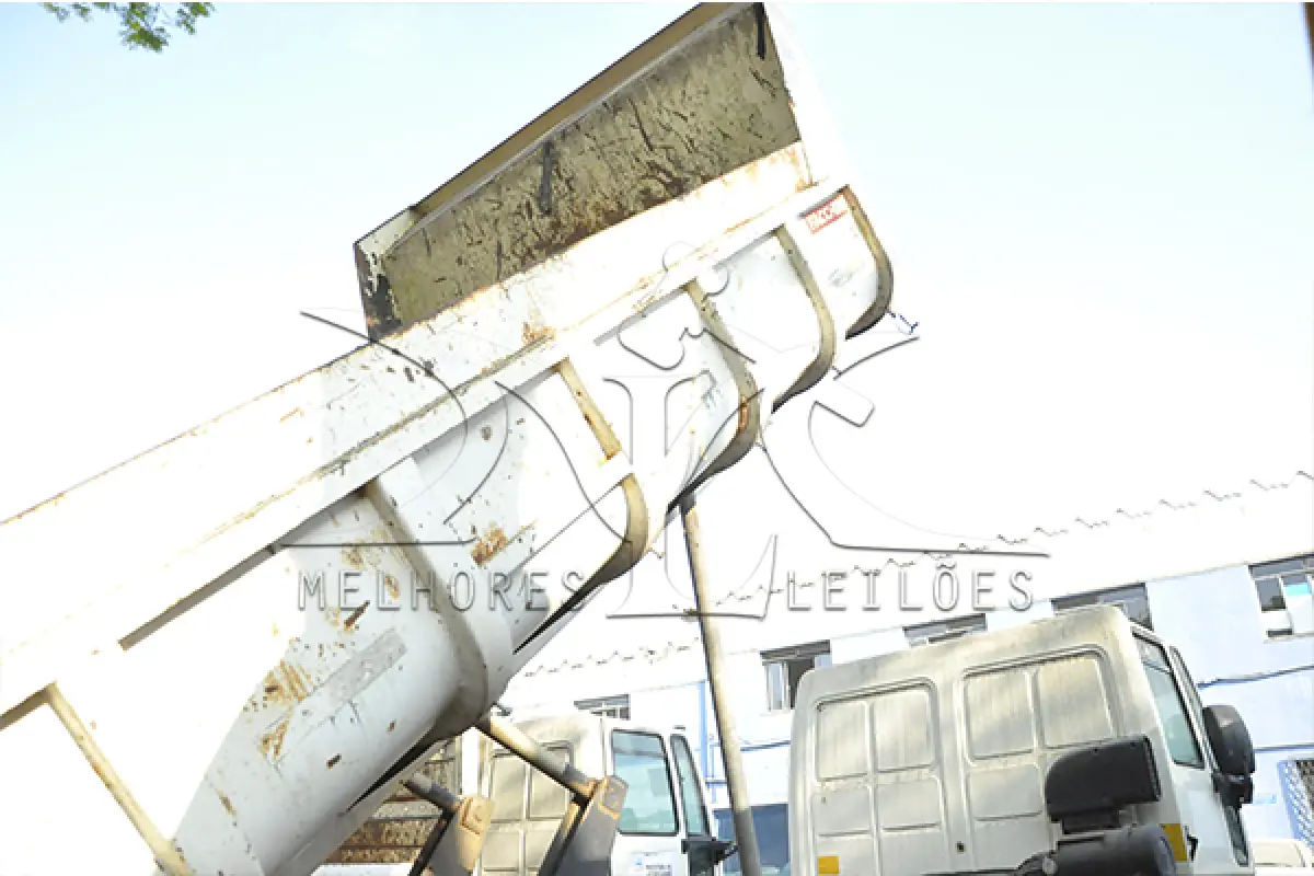 LOTE 014 - IVECO EUROCARGO 170E22 - ANO 2010 2011 - PLACA HLF-5223