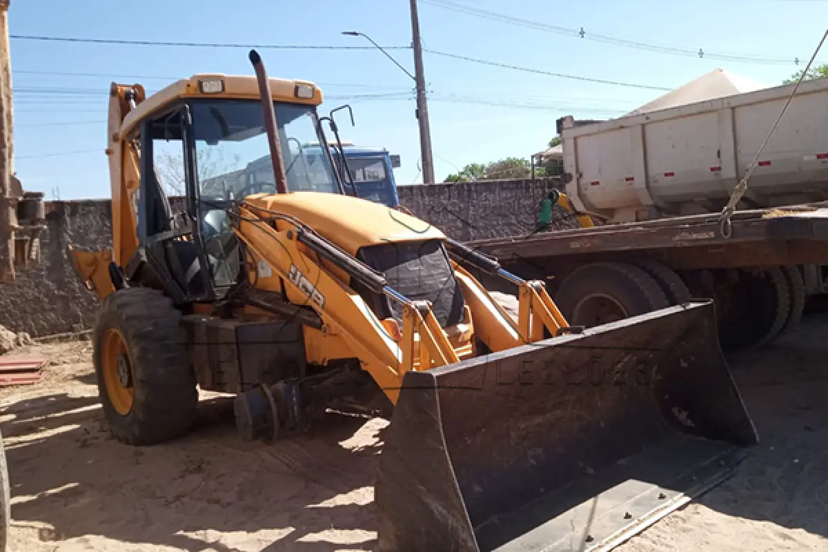 LOTE 051 - RETRO ESCAVADEIRA JCB 4X4 - ANO 2015